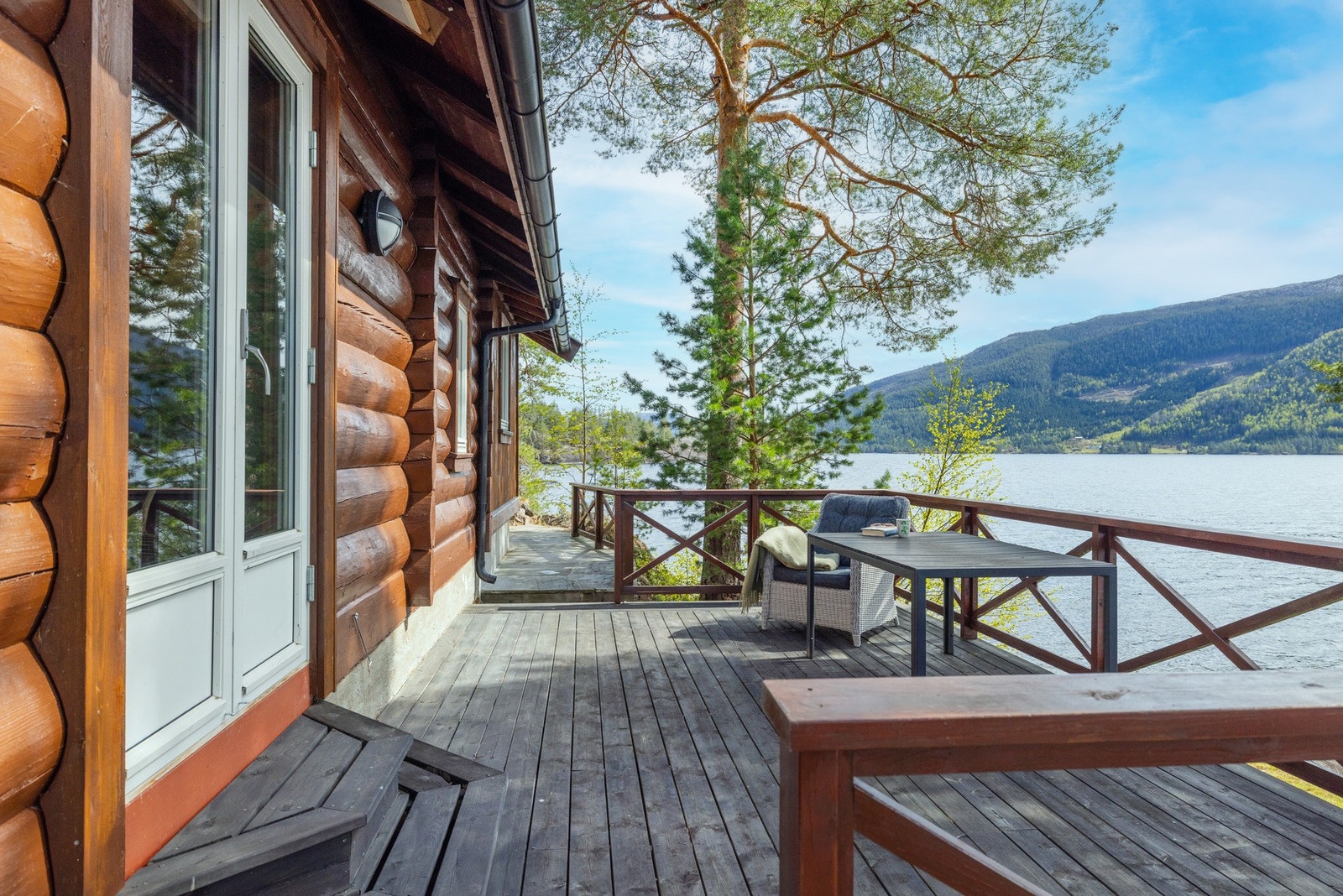 Langs strandlinjen er det flere svaberg egnet for bading, samt er det anlagt båtopplagsplass, brygge og badstu for å gjøre oppholdet her i ferieparadiset enda mer komfortabelt og innholdsrikt. Rundt hytta er det opparbeidet flere fine uteområder med veran Galleribilde