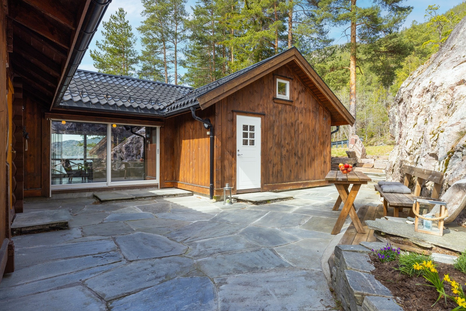 Hytta ble bygget i ca. 1960. Bygget er jevnlig vedlikeholdt. Normal standard på bygget ut ifra alder/konstruksjon. Tilbygg og modernisering ble utført i 2011. Galleribilde