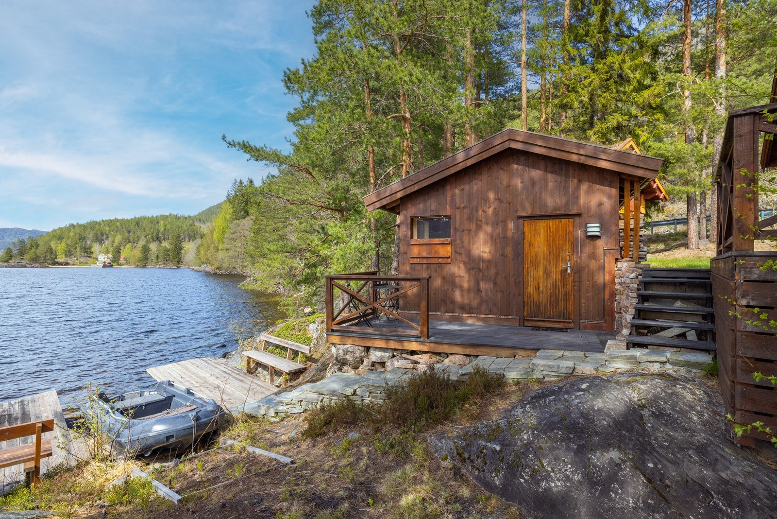 Frittstående anneks med badstue og stort lagerrom. Galleribilde