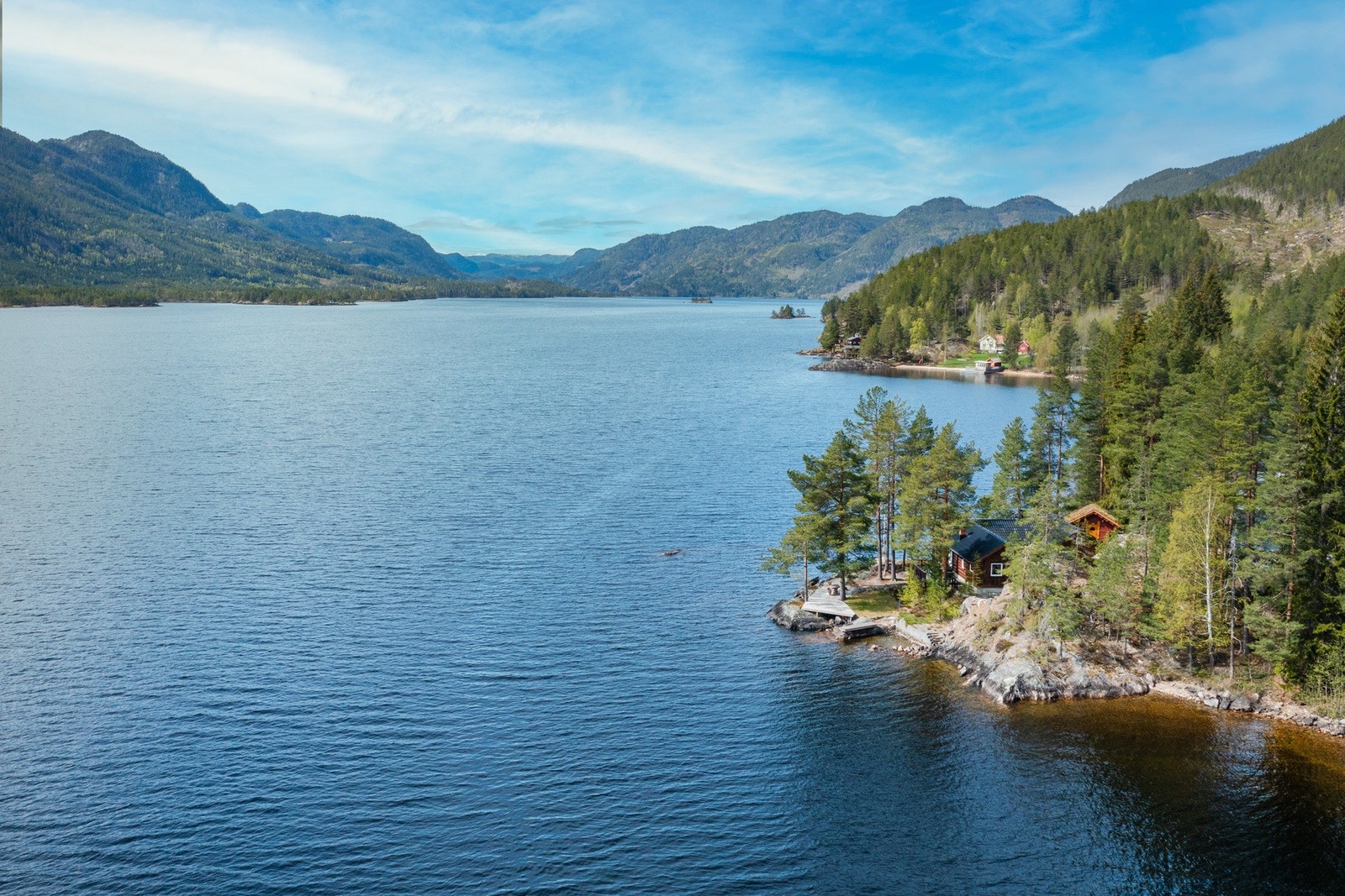 Sjelden perle med lang strandlinje mot Vråvatn. Usjenert, meget gode solforhold og fantastisk utsikt! Galleribilde