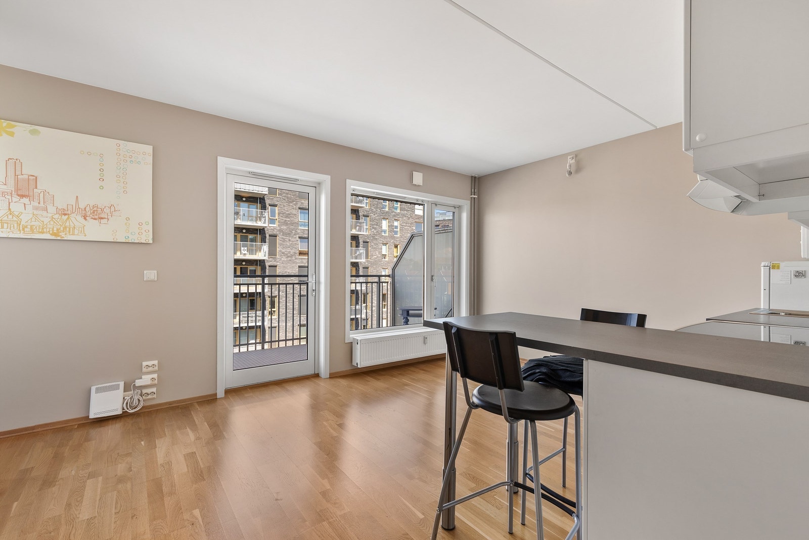 Stuen er lys og innbydende med store vindusflater som sørger for rikelig med lysinnslipp. Galleribilde