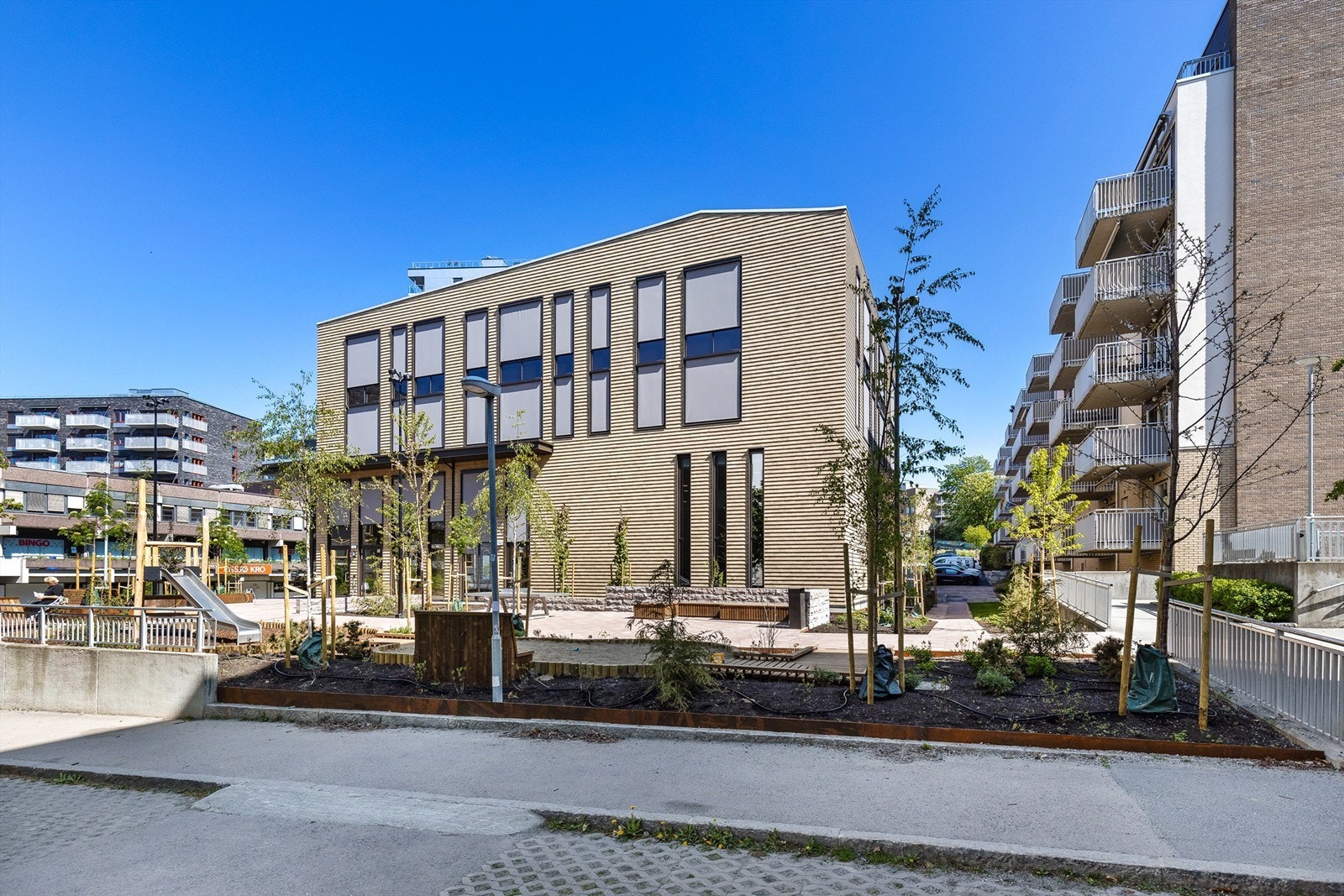 Uteområdet er pent opparbeidet med beplantinger og fine gangstier. Galleribilde