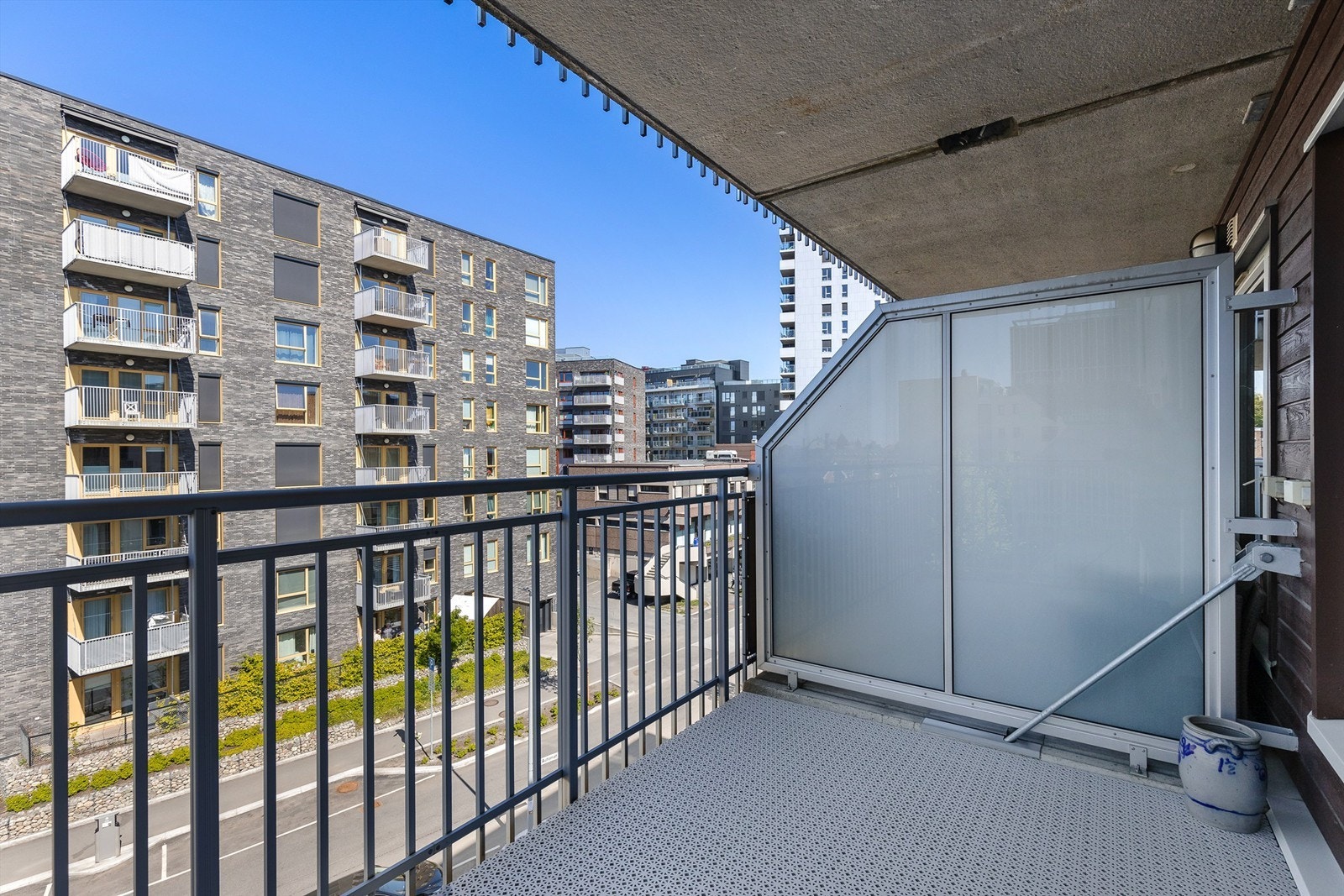 Fra stuen er det utgang til en romslig nordvestvendt balkong på hele 8 kvm. En fin forlengelse av stuen på årets varmere dager, med mulighet til å møblere med ønsket utemøblement. Galleribilde