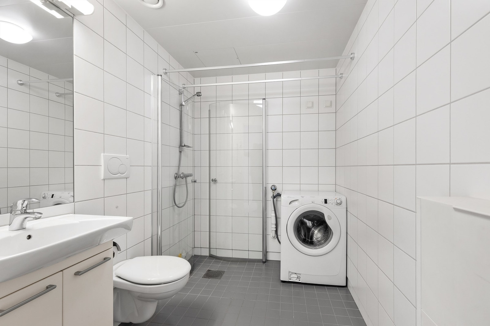 Badet er flislagt på gulv og vegger med elektrisk varme i gulvene. Galleribilde