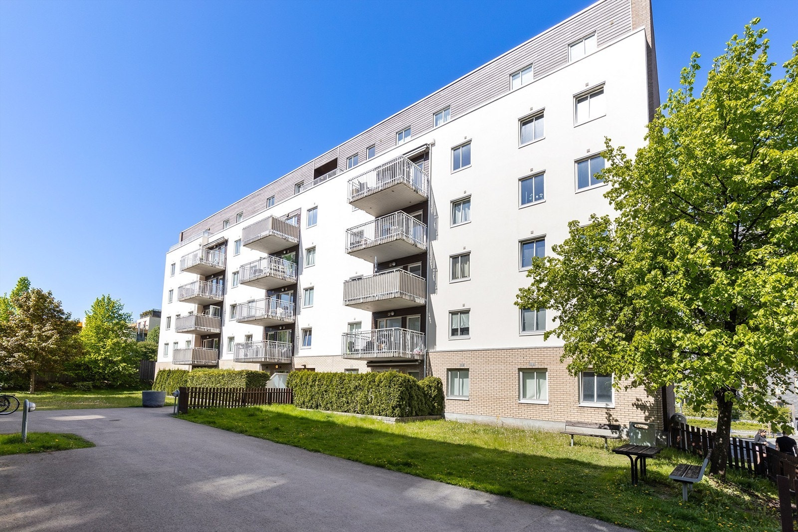 Svært hyggelige fellesområder, pent opparbeidet med lekeplasser, grøntområder og sittegrupper. Galleribilde