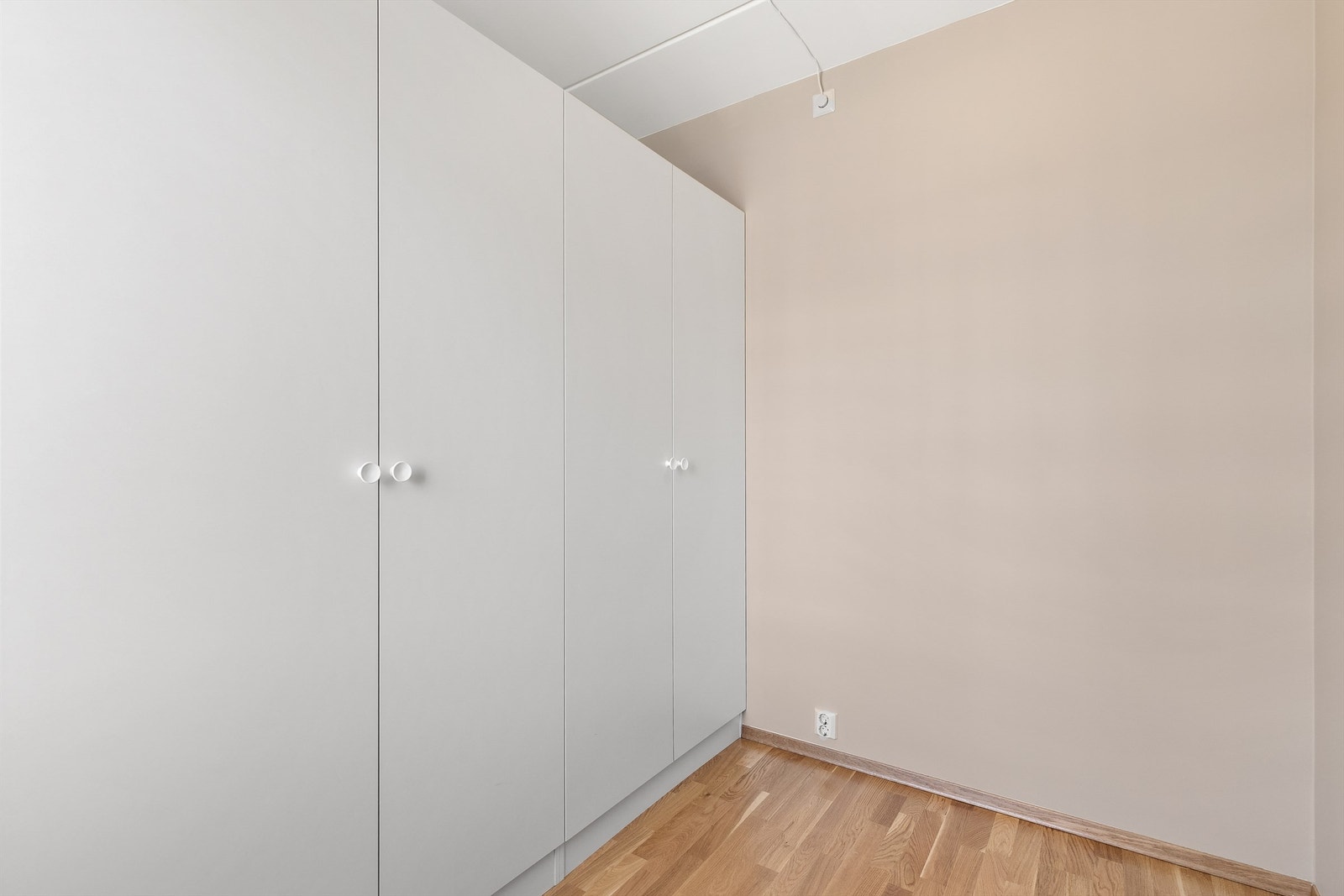 Garderobeskapene gir rikelig med oppbevaringsplass. Galleribilde