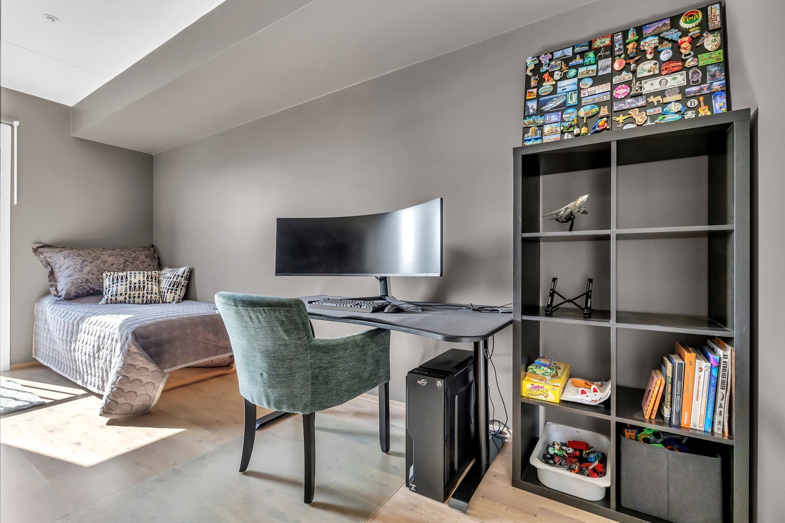 Leilighetens andre soverom gjør seg perfekt som barnerom, gjesterom eller kontor. Galleribilde