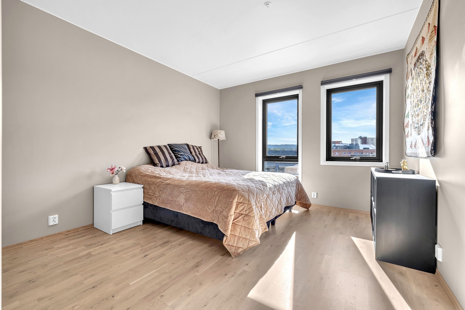 Leiligheten har to gode soverom som enkelt lar seg møblere med seng, nattbord og garderobeløsning. Galleribilde