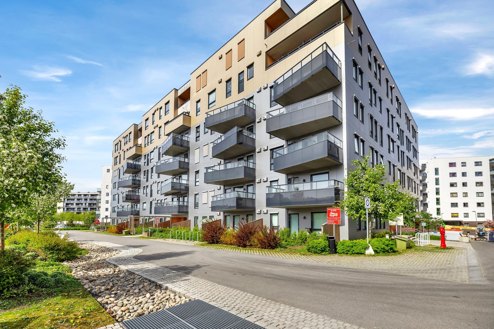 Fasade av bygget. Velkommen til en hyggelig visning! Galleribilde