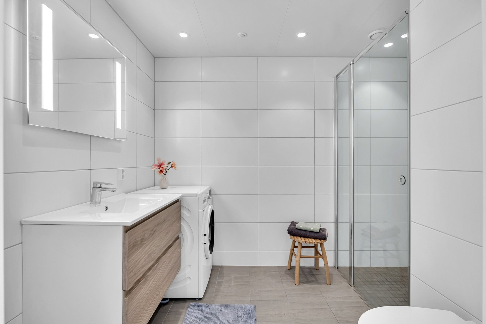 Flott og flislagt bad med vannbåren gulvvarme. og plass til oppvaskmaskin. Galleribilde