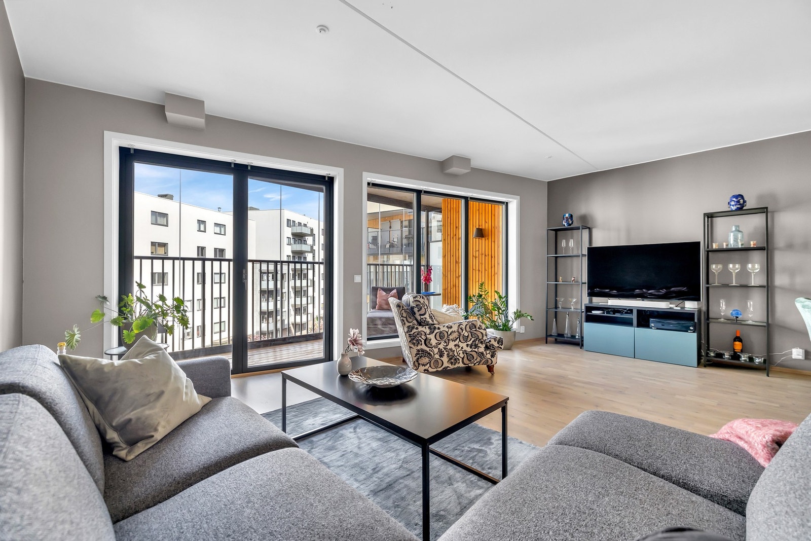 Den praktiske planløsningen gjør at stuen enkelt lar seg inndele i ulike sosiale soner. Galleribilde