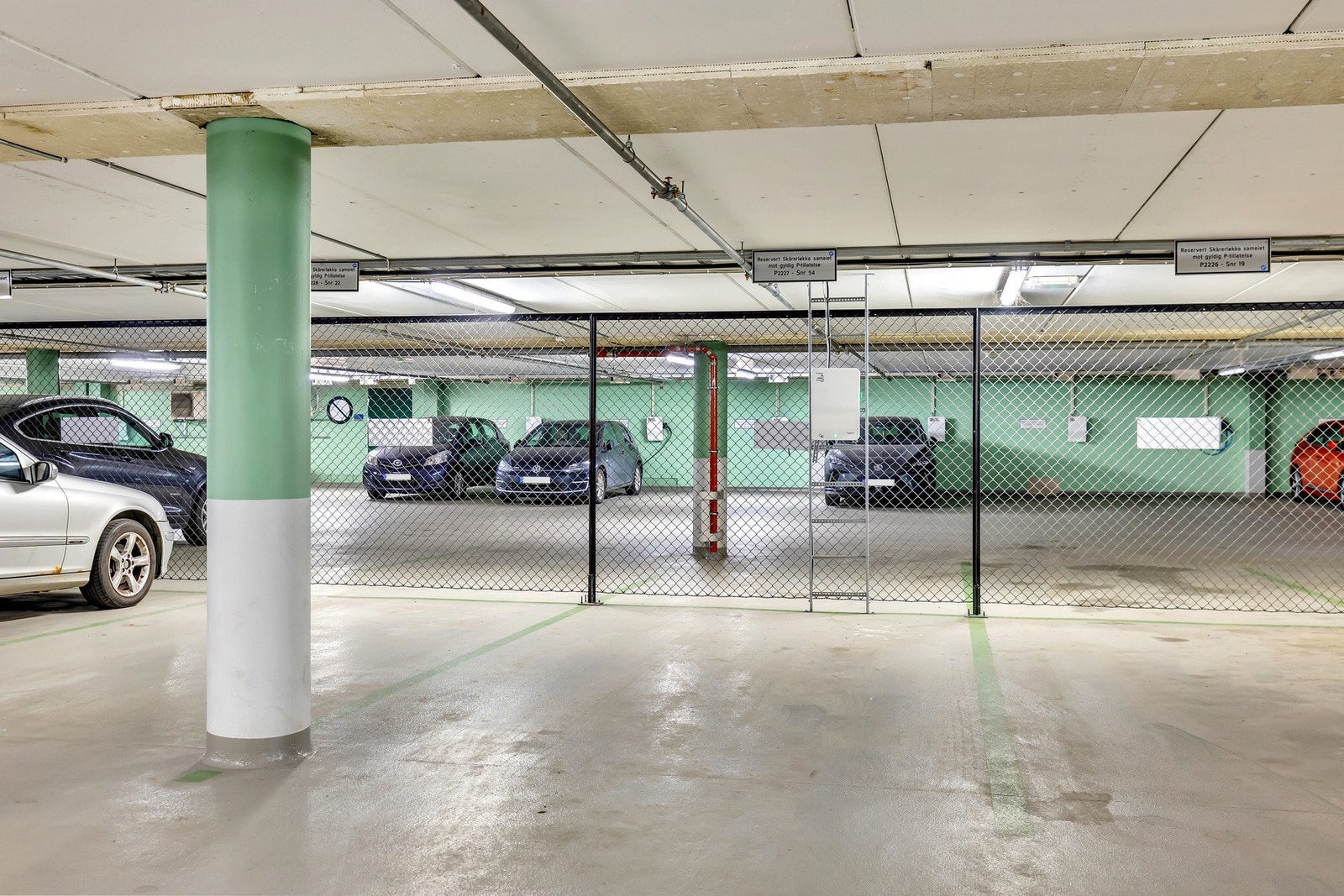 Leiligheten disponerer en biloppstillingsplass i felles garasjeanlegg med elbil-lader. Galleribilde