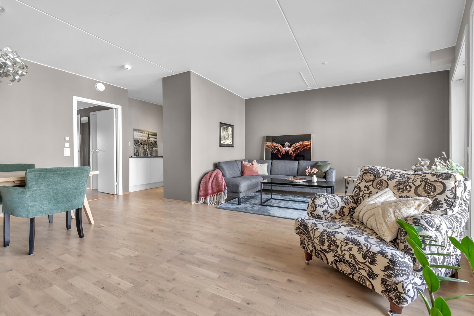 Gulvet er belagt med lyst og flott parkettgulv. Galleribilde