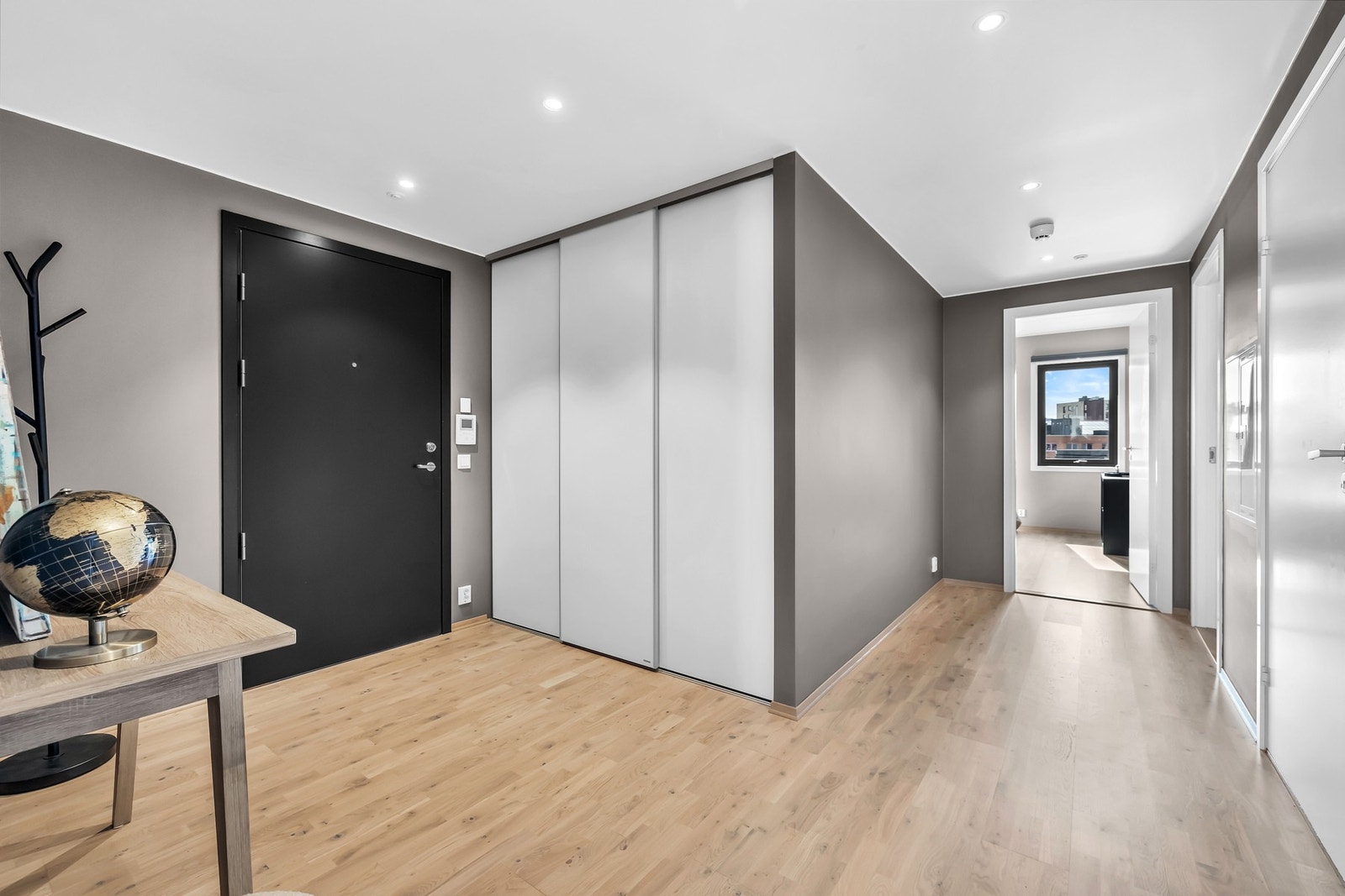 Innbydende entré med plass til oppheng av tøy og oppbevaring av sko. Praktisk skyvedørsgarderobe med plass til klær og diverse. Galleribilde