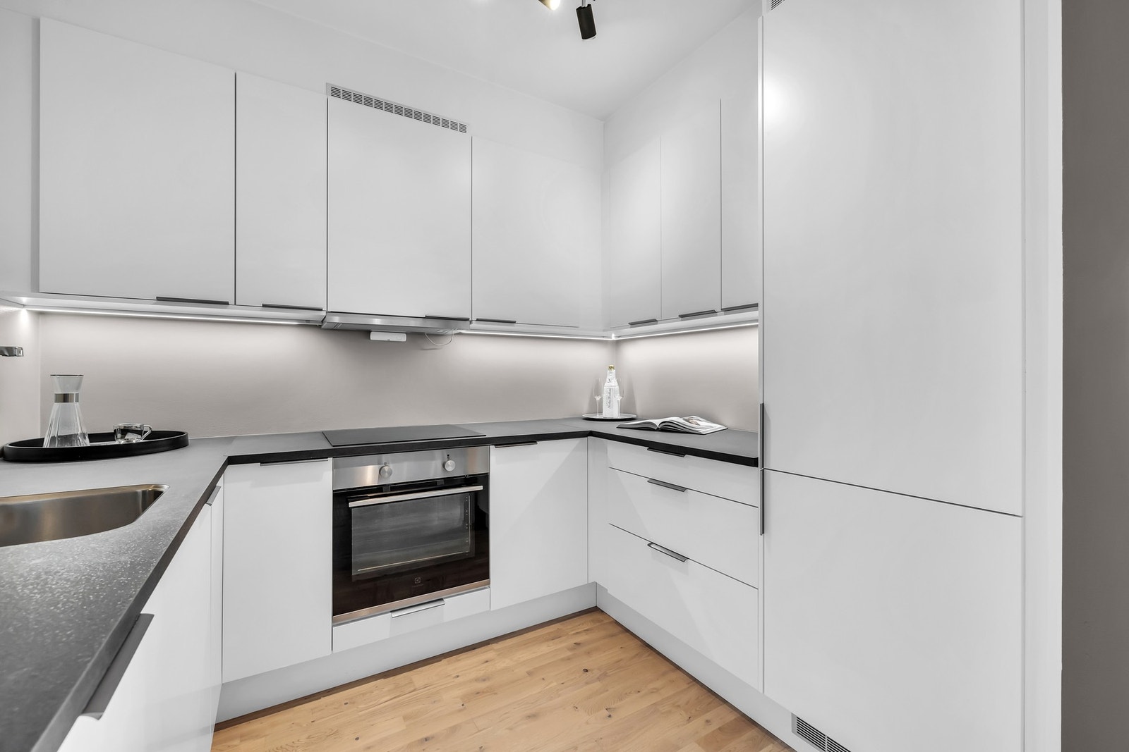 Lekker kjøkkeninnredning med lyse glatte fronter og laminert benkeplate. Galleribilde