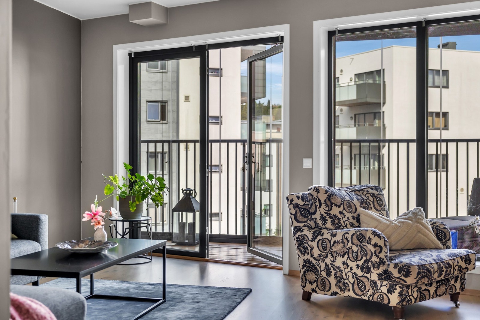 Store vindusflater som slipper inn rikelig med naturlig lys inn i leiligheten. Galleribilde