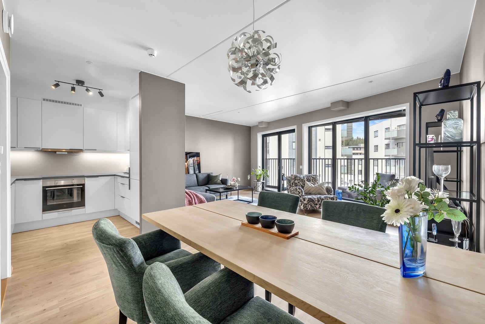 Åpen og sosial kjøkkenløsning som gjør det enkelt å underholde gjester samtidig som tilbereder maten. Galleribilde