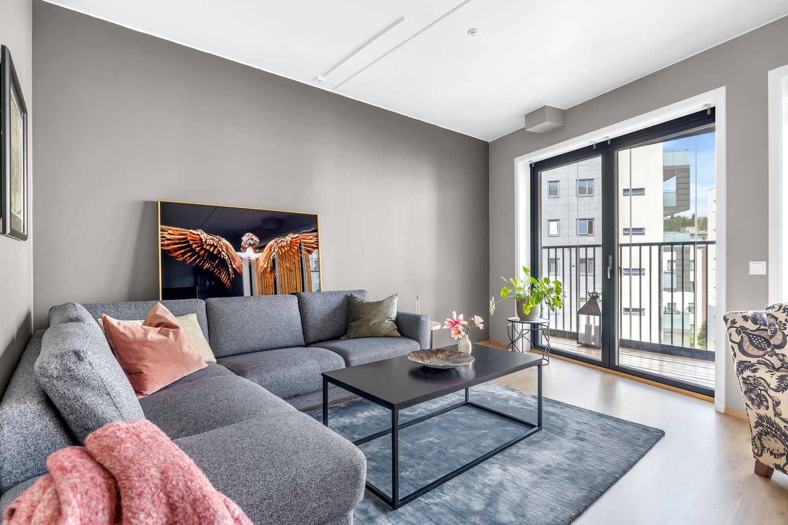 God plass til stor sofagruppe hvor venner og familie kan samles på koselige filmkvelder. Galleribilde