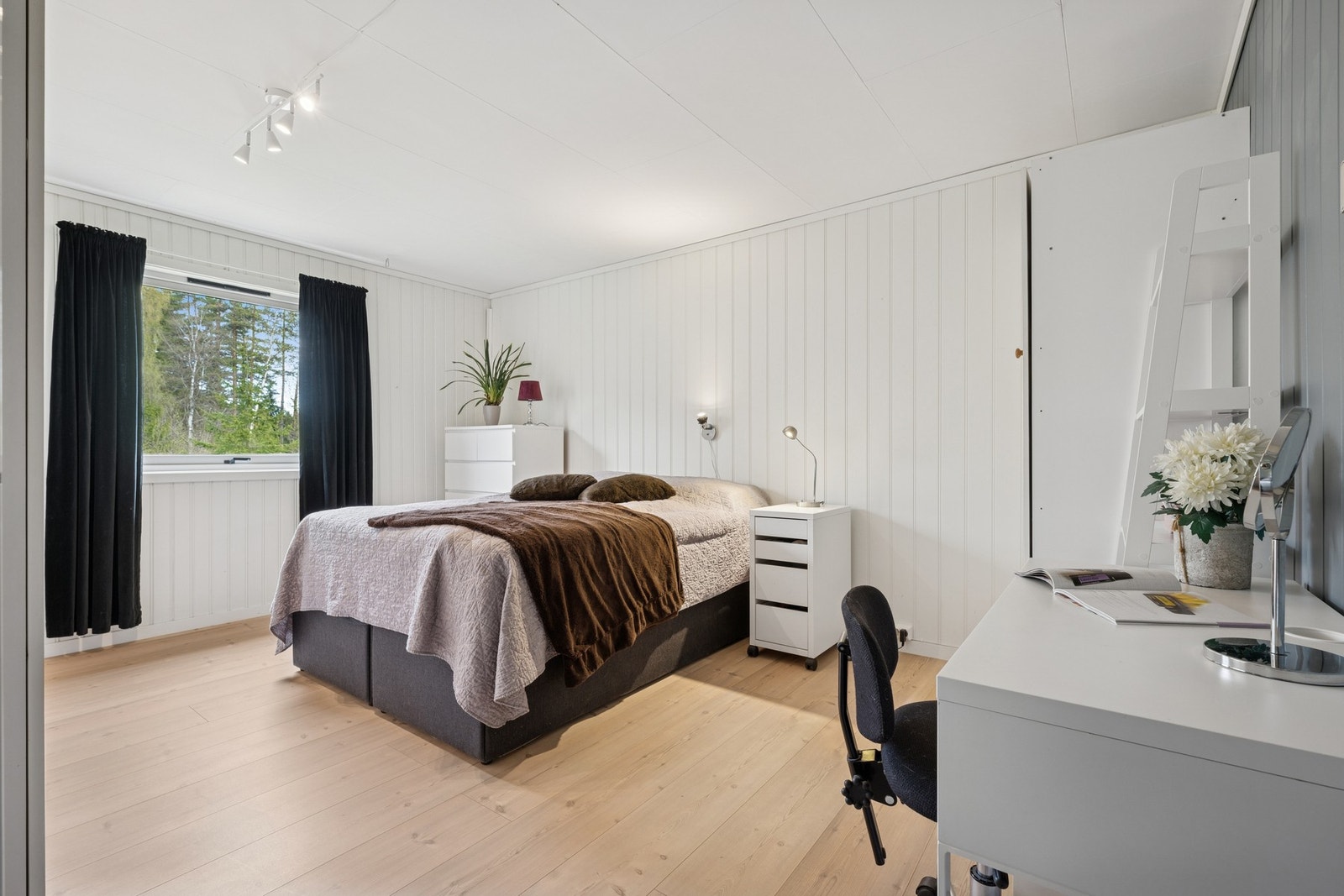 God plass til dobbeltseng, arbeidsplass og oppbevaring på hovedsoverommet i 1. etasje. Galleribilde