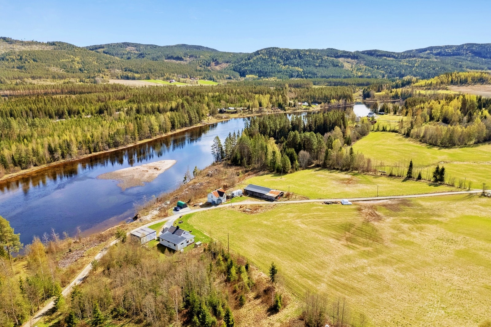 Småbruket ligger idyllisk til i Vestre Ådal, omgitt av vakker natur, fylldyrkede jorder, skog og strandlinje til elven Begna. Galleribilde