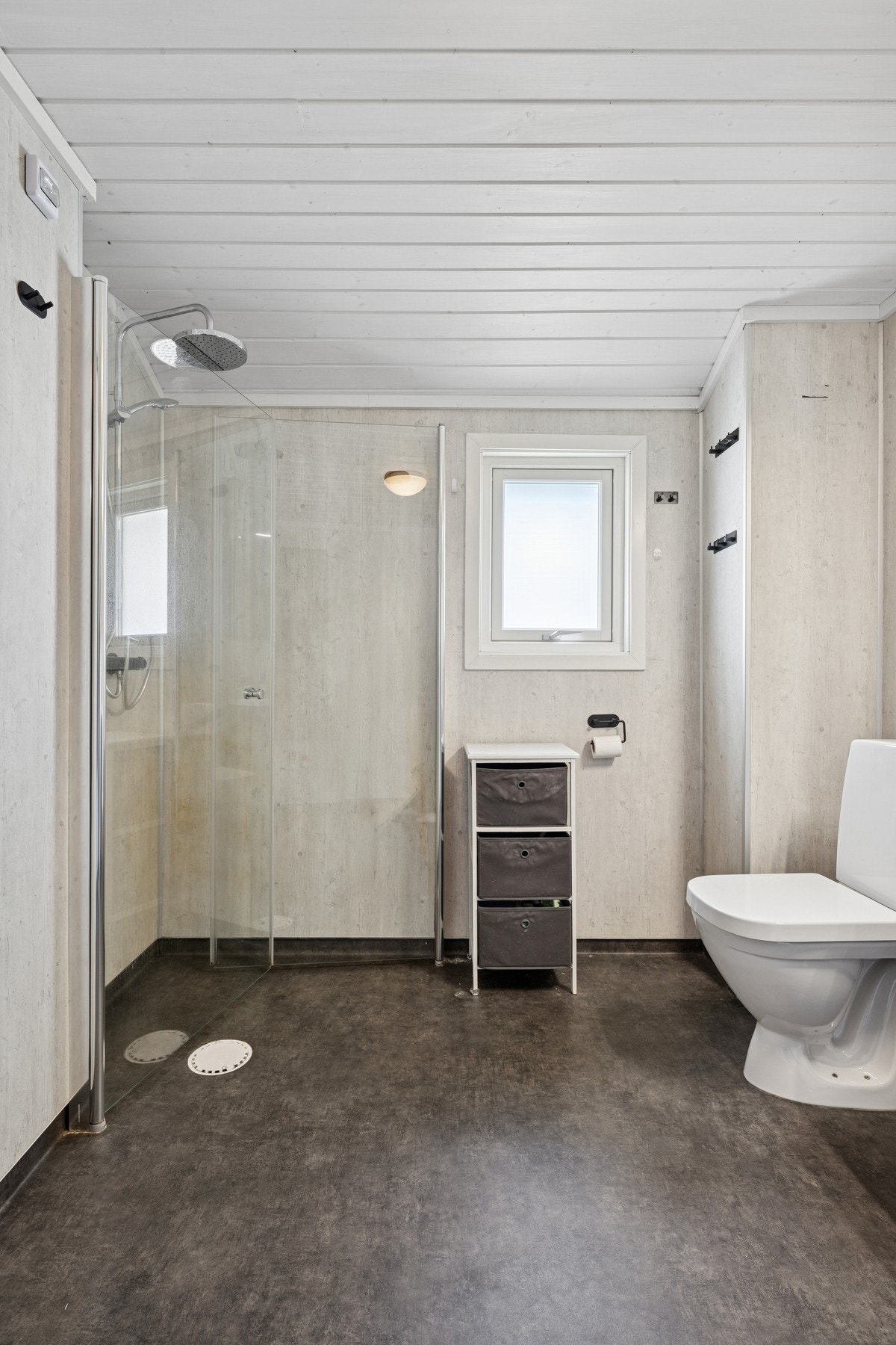 Det er opplegg for vaskemaskin og tørketrommel i søyle, samt god plass til oppbevaring. Galleribilde