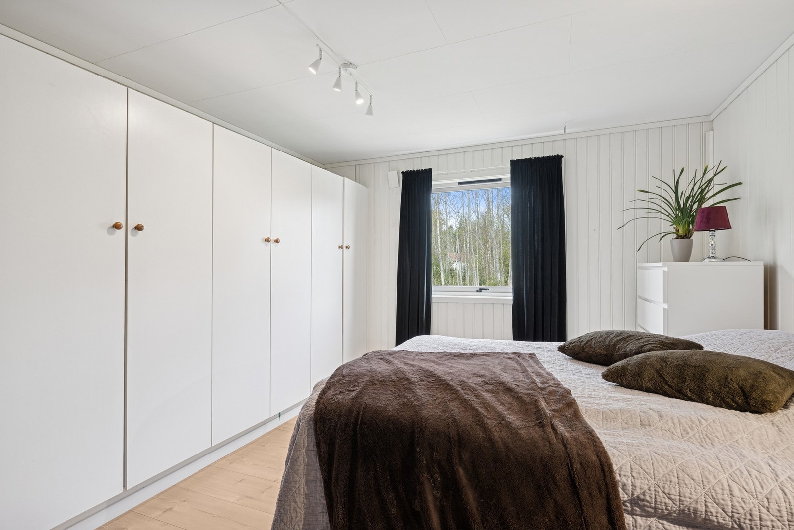 Rommet er innredet med stor garderobeløsning. Galleribilde