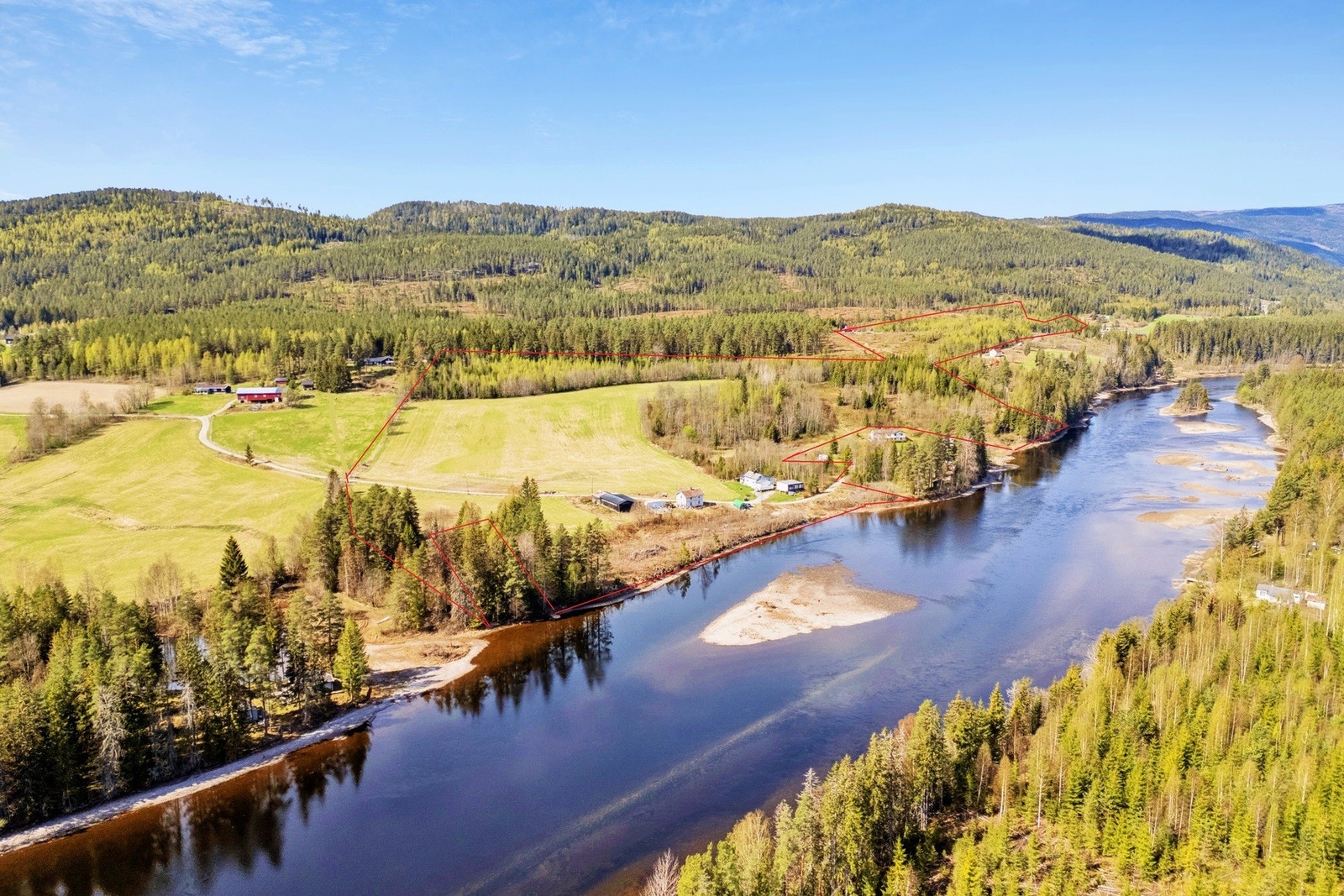 Inntegnet tomtegrenser er veldig ca. Se vedlagte gårdskart for riktige tomtegrenser. Galleribilde
