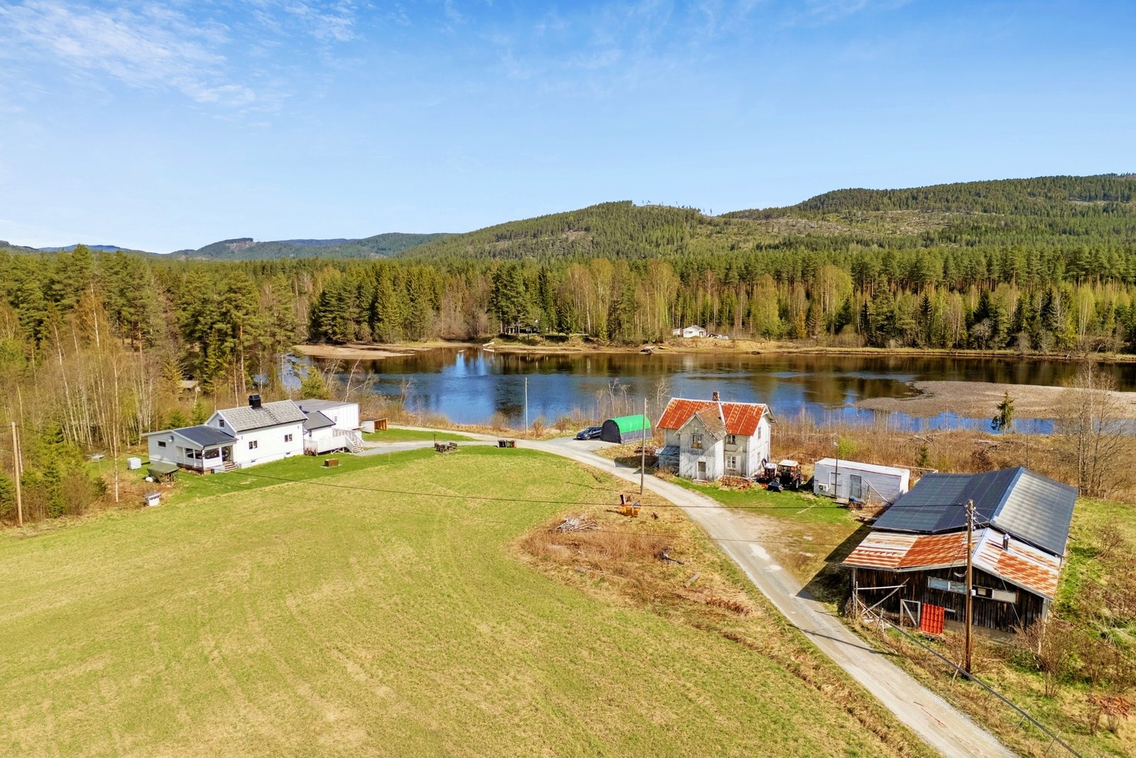 Bebyggelsen består av enebolig, utdatert enebolig som ikke er i bruk, uthus, brakke (benyttes til hundehus) og garasjetelt. Galleribilde