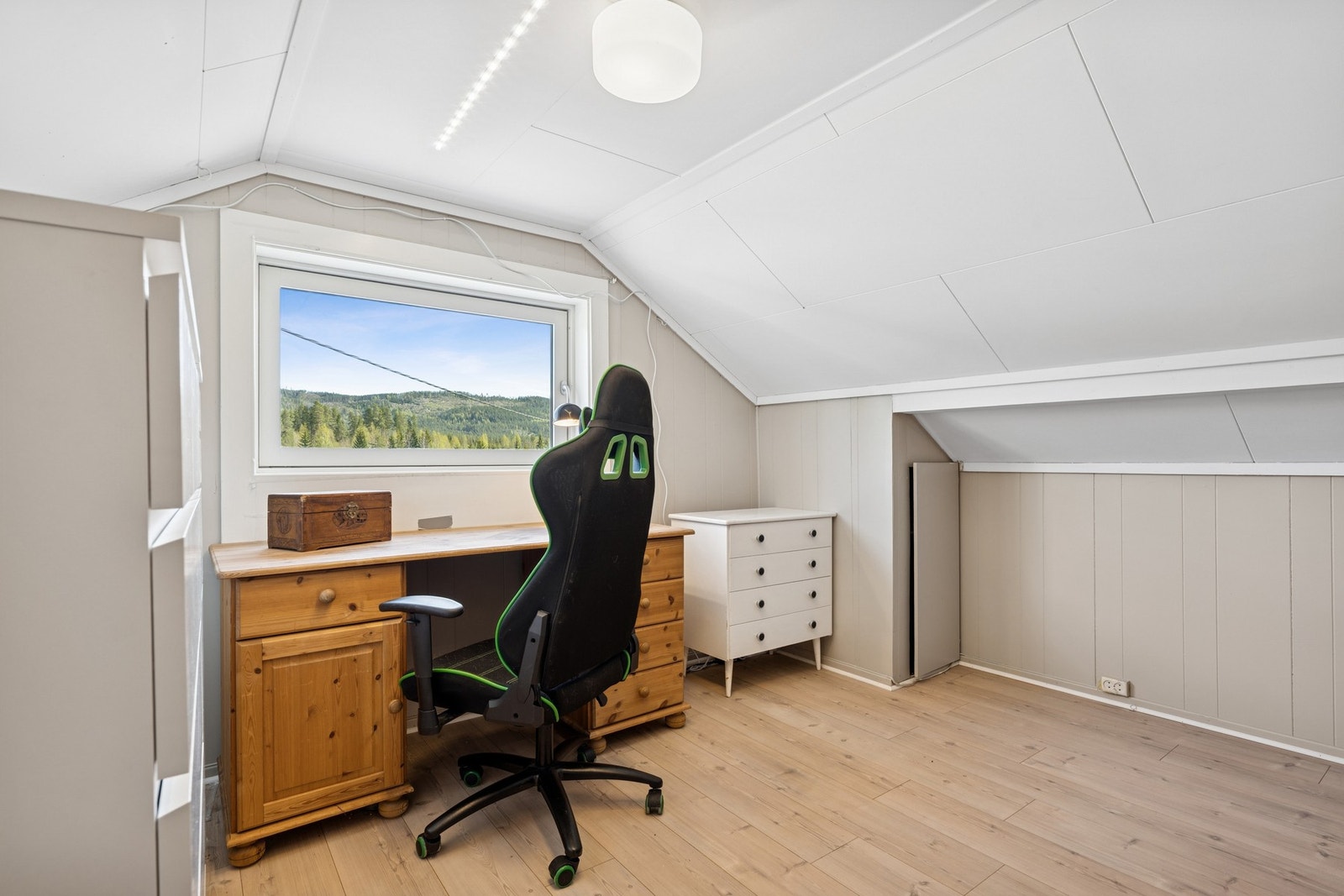 Soverom i 2. etasje, i dag innredet som kontor. Fin utsikt og gode lysforhold. Galleribilde