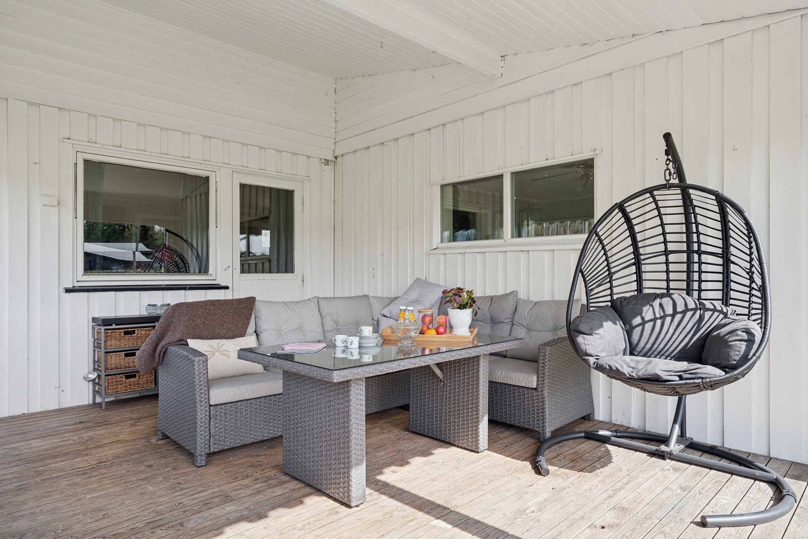 Overbygd terrasse med hyggelig sofakrok og skjermet beliggenhet Galleribilde