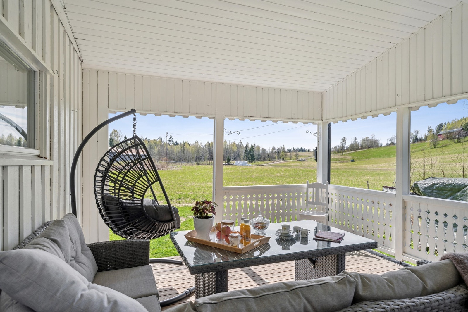 Skjermet terrasse med landlig utsikt - perfekt for rolige stunder ute. Galleribilde