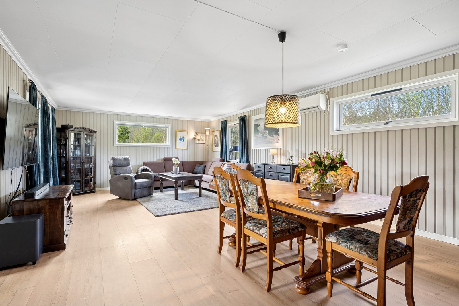 Åpen løsning med rom for både spiseplass og sofasoner - ideelt for sosiale sammenkomster. Galleribilde