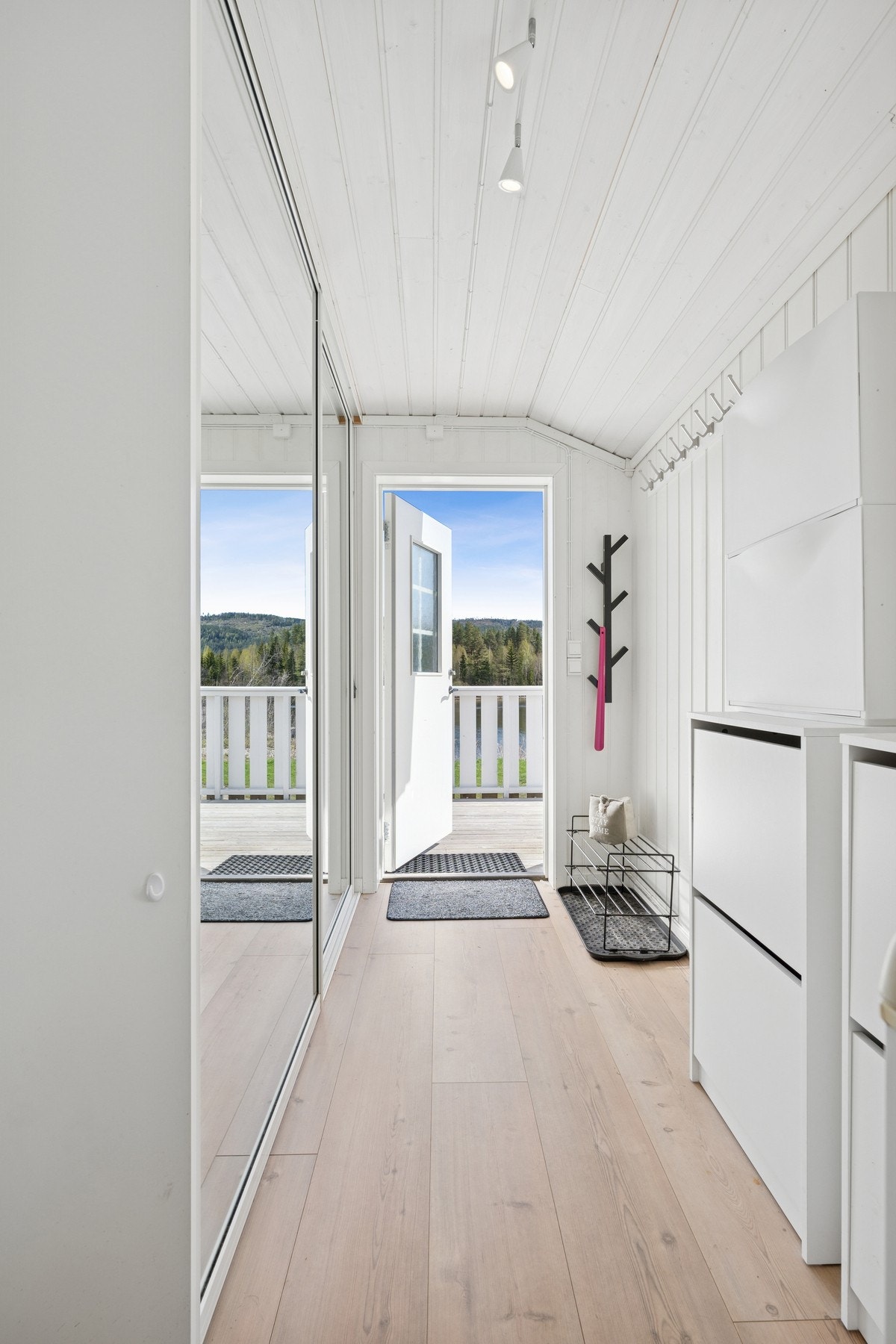 Lys og luftig entré med garderobeskap og praktisk adkomst fra terrasse. Galleribilde