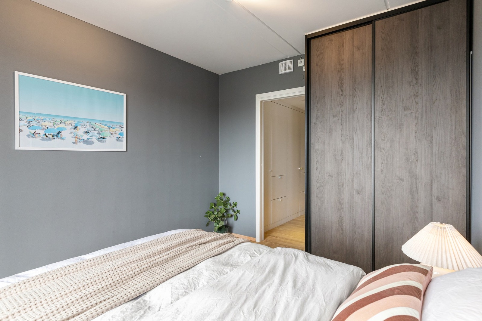 Hovedsoverommet er lyst og moderne, med god plass til dobbeltseng, nattbord og garderobeløsninger. Galleribilde
