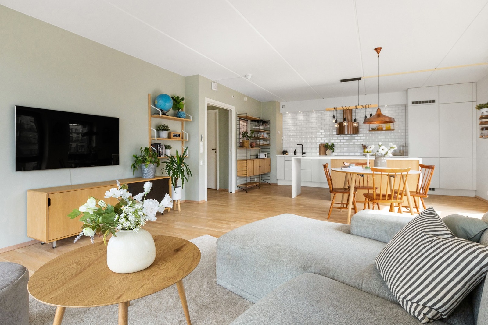 Rommets utforming gir gode muligheter for møblering med sofagruppe og annet ønsket inventar. Galleribilde