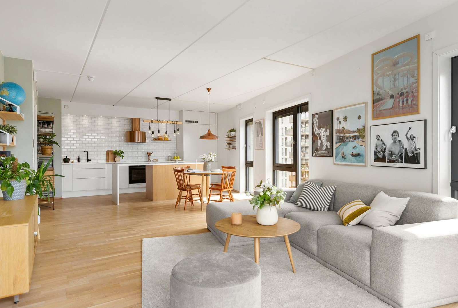 Veggene er holdt i lyse farger som gir en tidløs og ren stil. Galleribilde