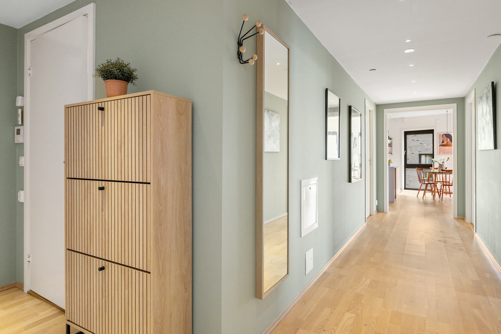 Det er downlights i himling i entré og elegant eikeparkett på gulvet. Denne gulvtypen er gjennomgående i hele leiligheten, med unntak av badet. Galleribilde