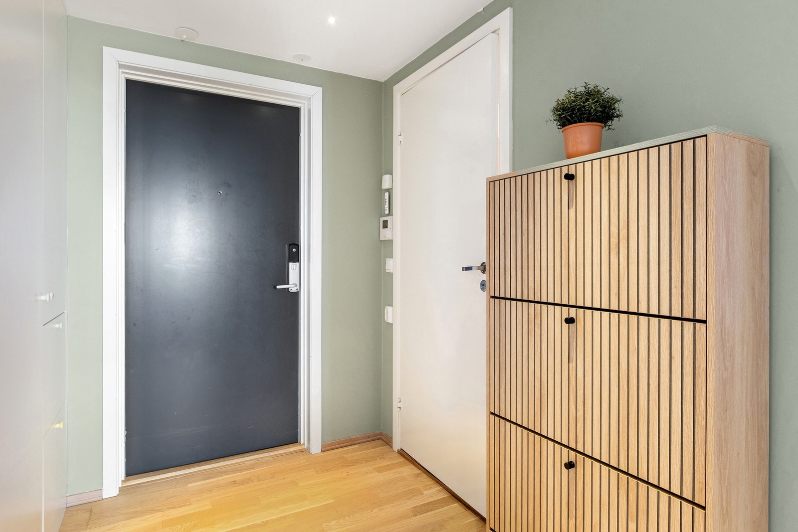 Entréen fremstår som lys og innbydende, og har et praktisk garderobeskap for oppbevaring av yttertøy og sko. Galleribilde