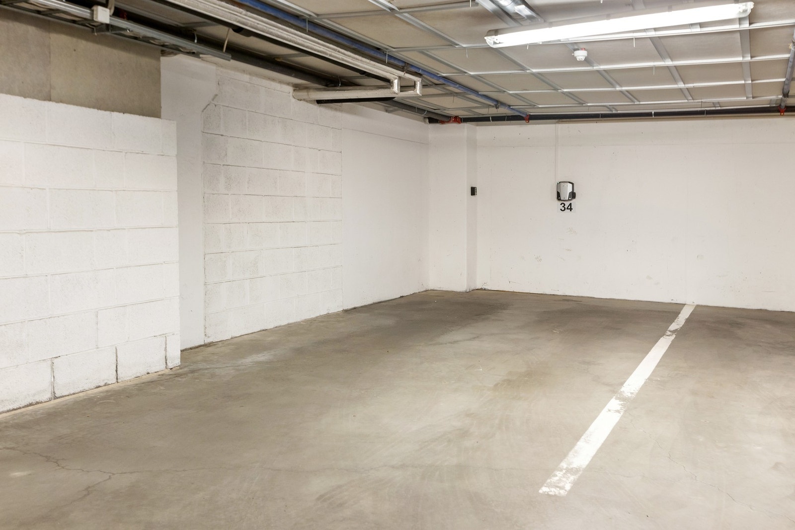 Garasjeplass med el-billader Galleribilde