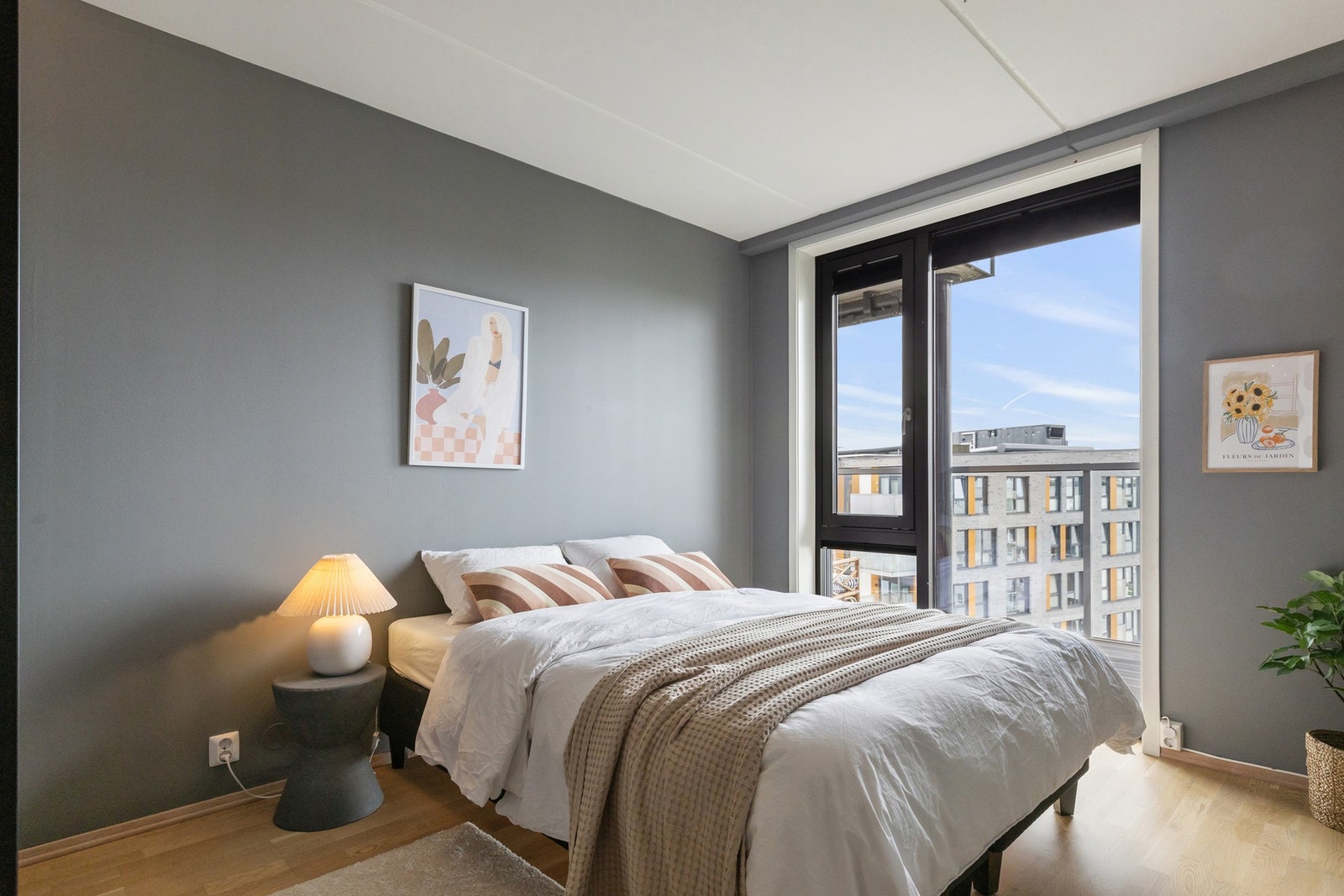 Leiligheten har tre romslige soverom, alle innredet med plisségardiner fra Bovik. Galleribilde