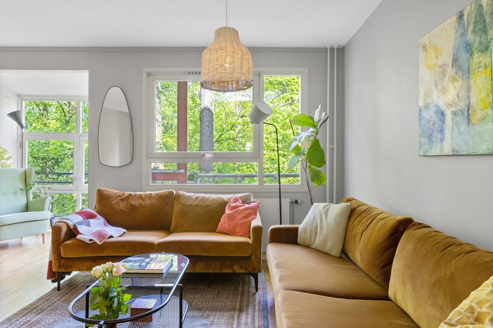 Store vindusflater i stuen gir godt med naturlig lys inn. Galleribilde