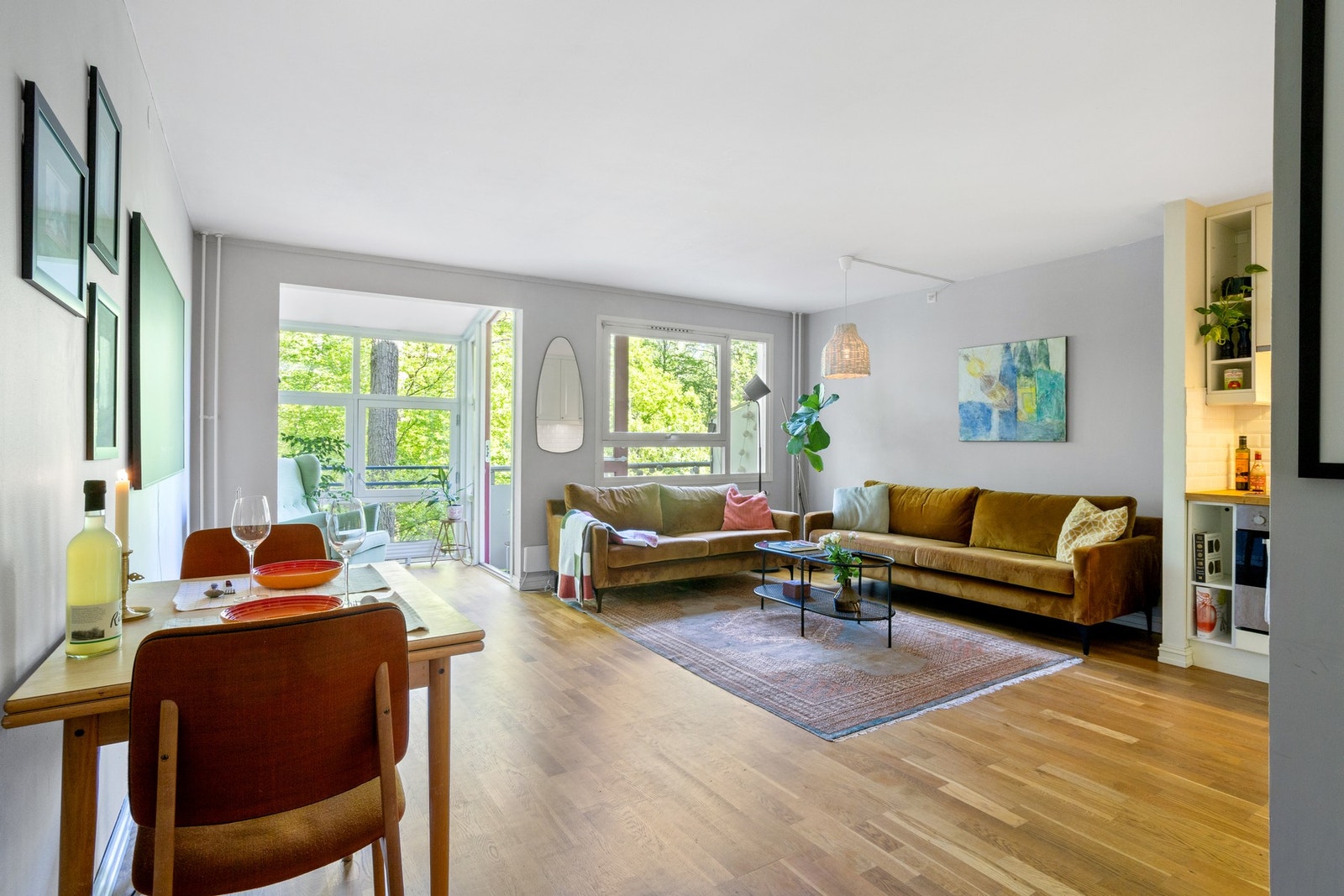 Stue med plass til stor sofa og spisebord. Galleribilde