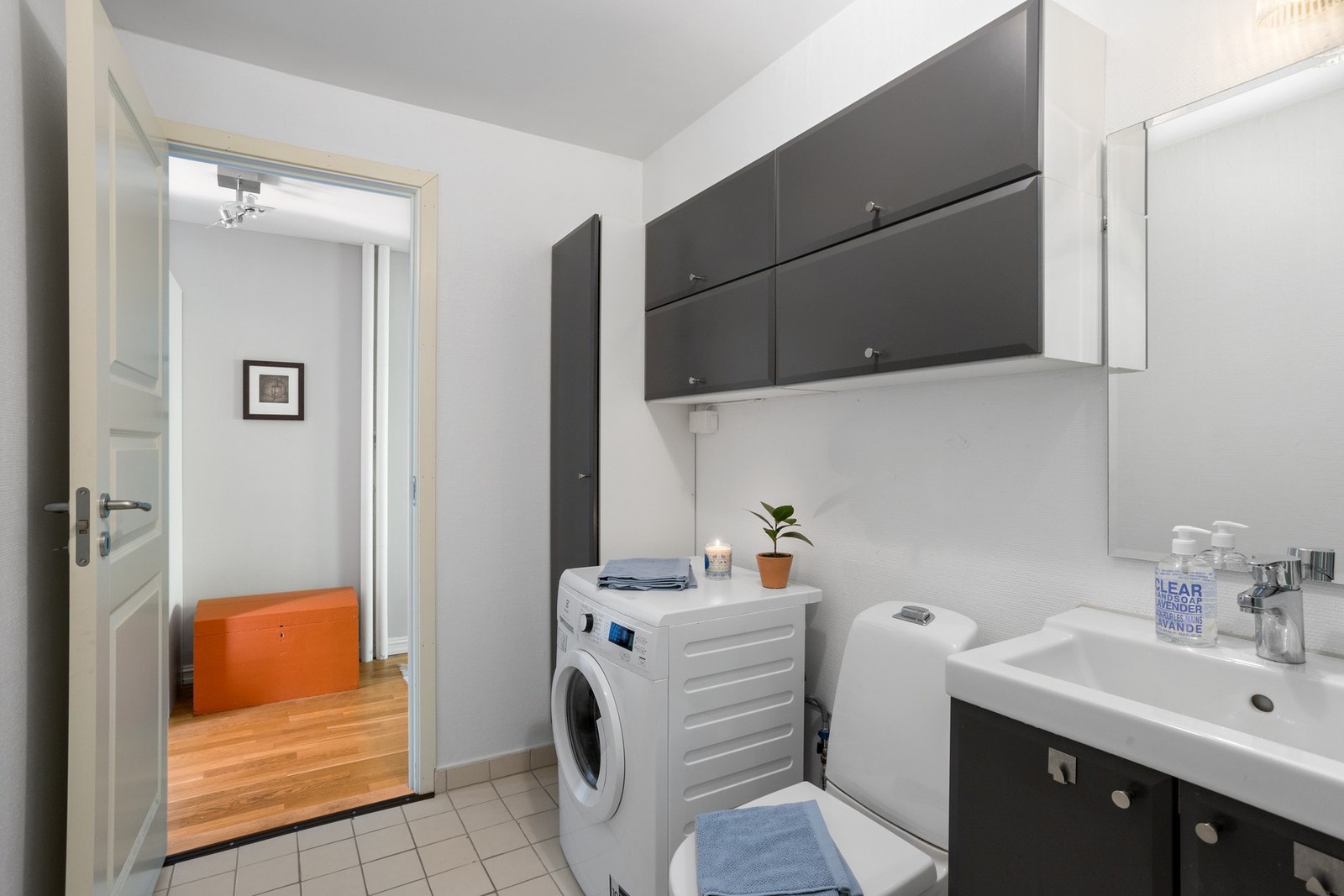Det er opplegg for vaskemaskin på badet. Galleribilde