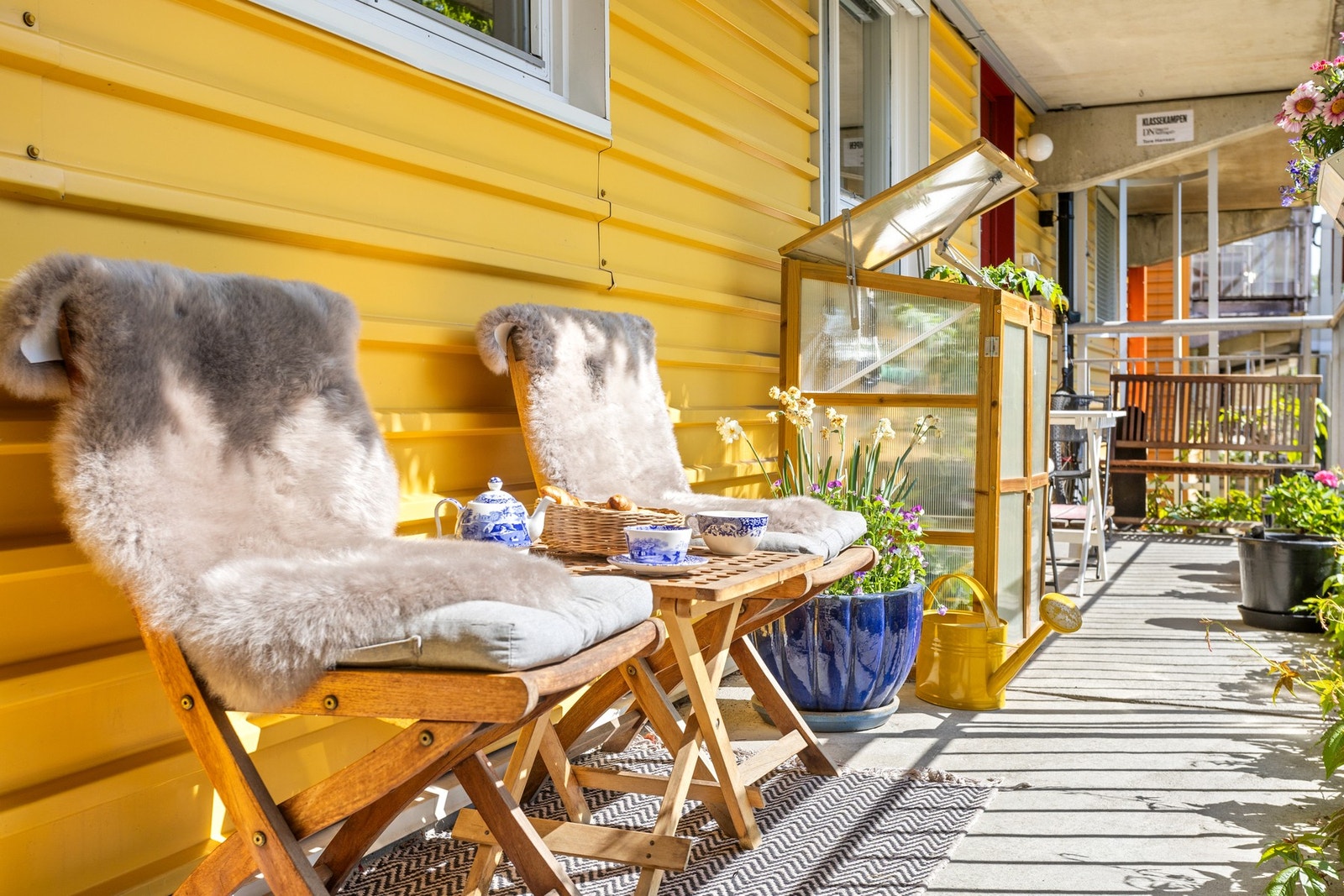 Morgen- og formiddagssol på svalgangen hvor man kan nyte morgenkaffen. Galleribilde