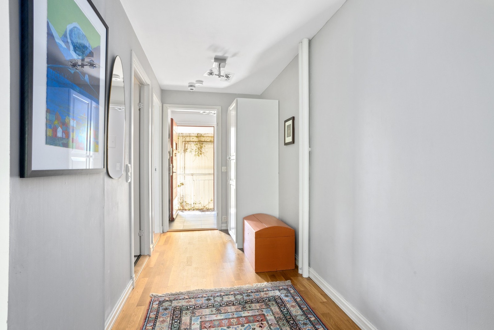 Leiligheten er gjennomgående med en bra planløsning. Det er mulighet for å sette opp en større garderobe i gangen. Galleribilde