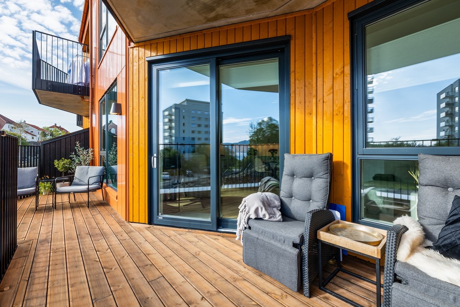 Balkongen har flere soner og gjør den enkel å møblere både med lounge og en spisegruppe. Galleribilde