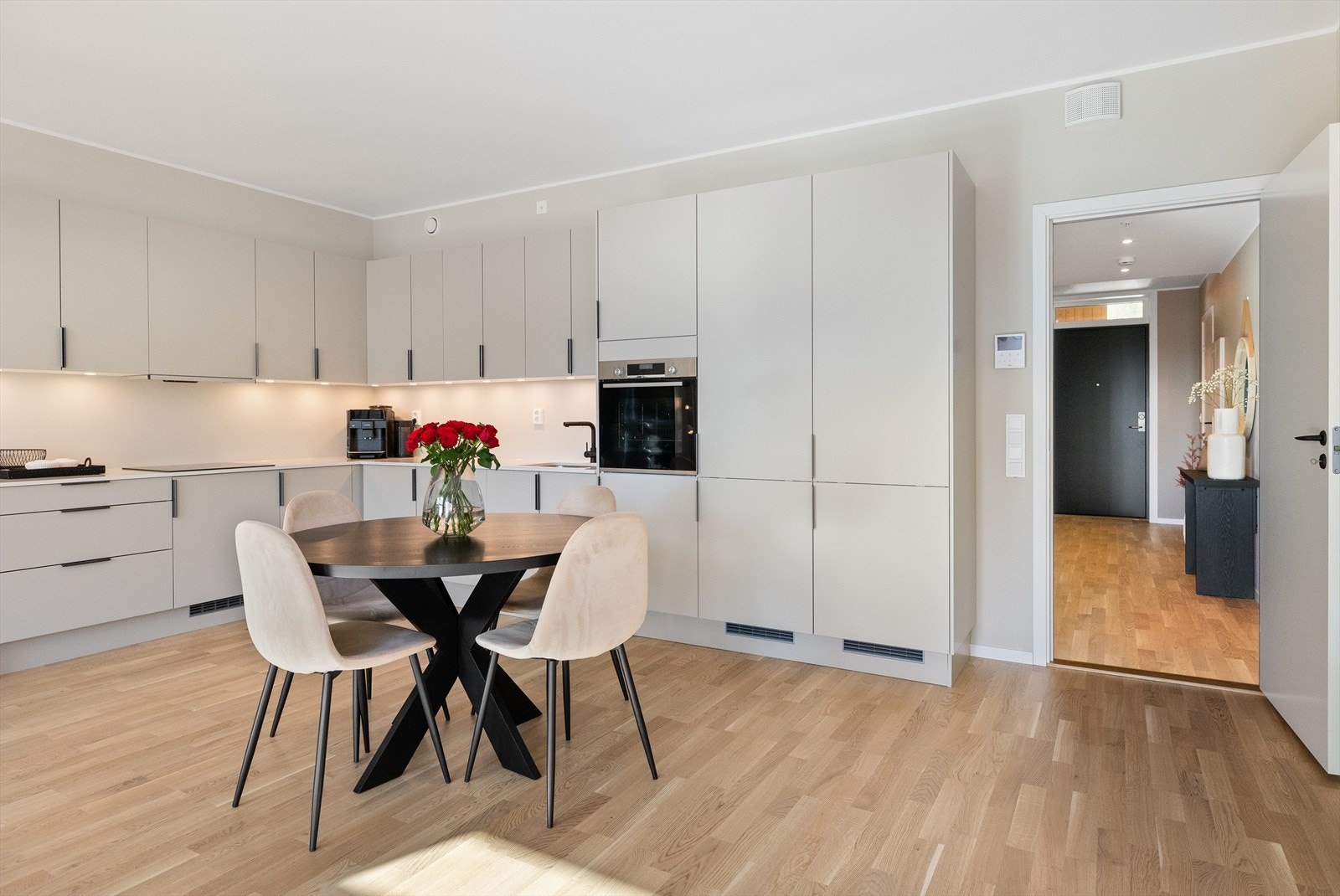 Leiligheten har stort kjøkken med moderne og tidløst utseende. Galleribilde