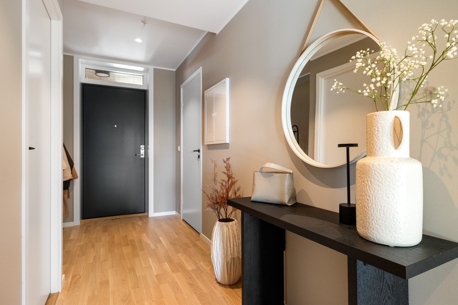 Velkommen inn i en romslig entré. Galleribilde