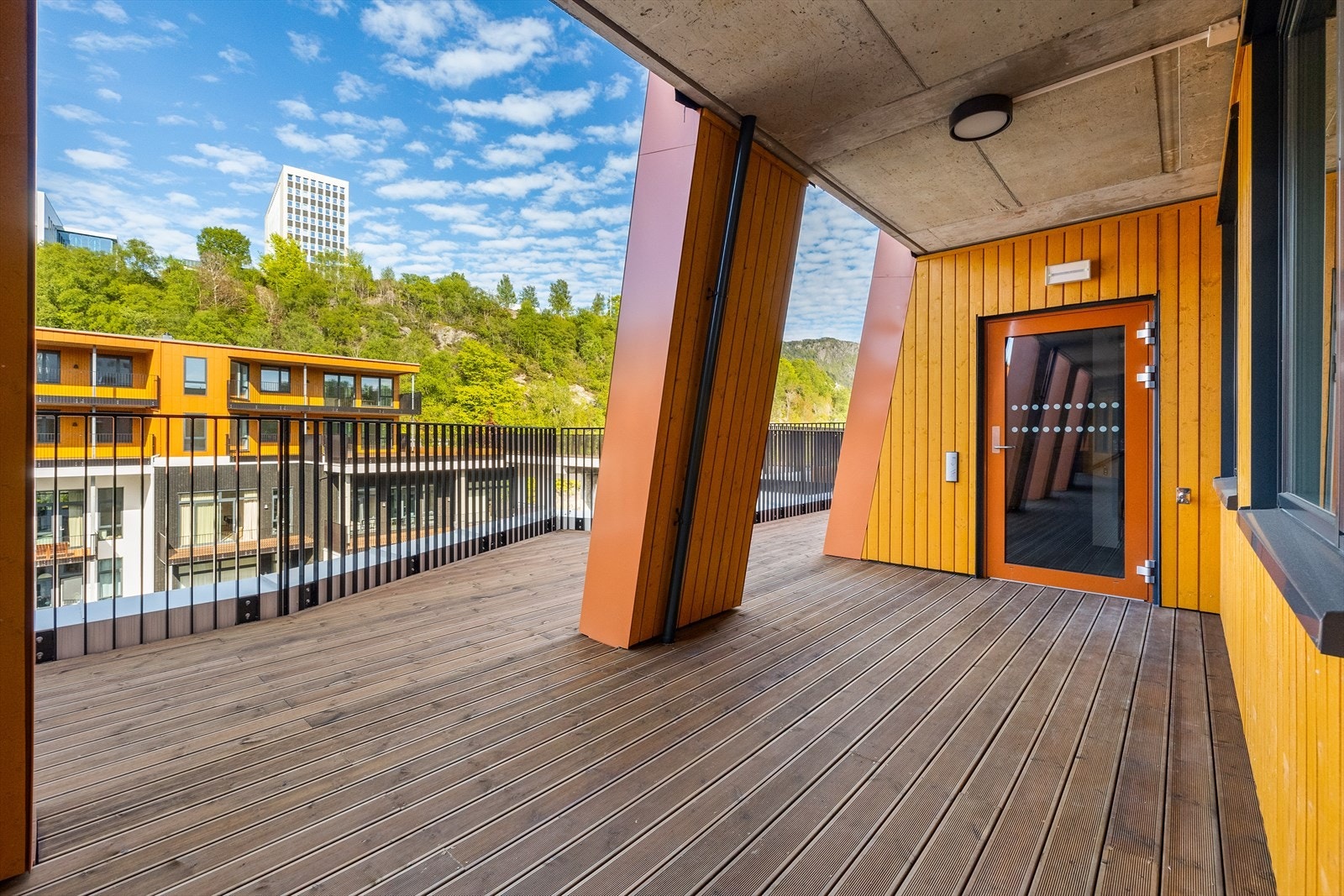 Leilighetens inngangsparti er i forbindelse med byggets takterrasse. Galleribilde