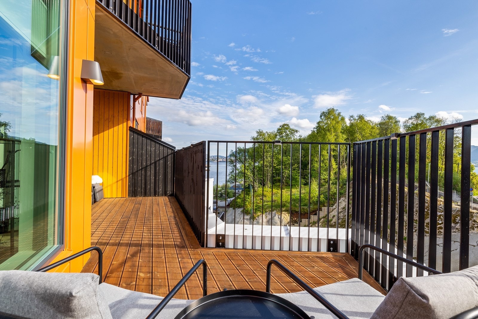 Nyt fin natur og sjøutsikt fra egen balkong. Galleribilde